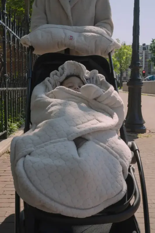 Guļammaiss bērnu ratiem Lodger Bunker Fleece birch ar bērnu ratos uz ielas