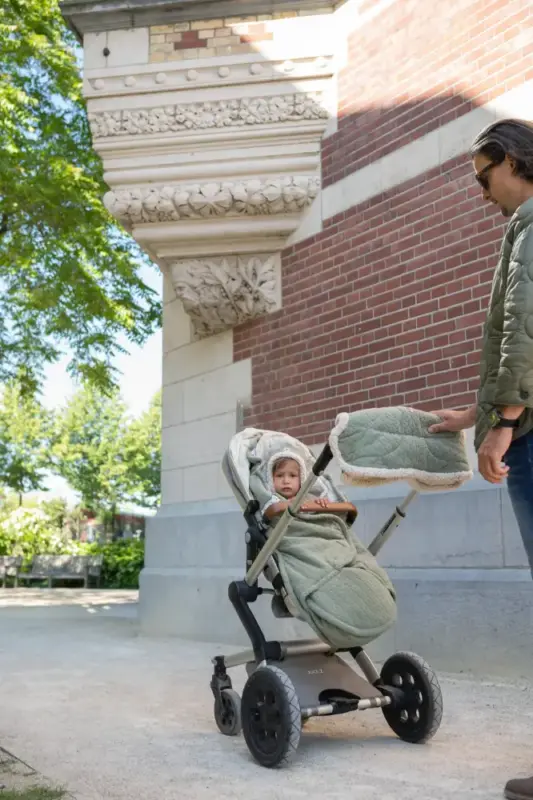 Guļammaiss bērnu ratiem Lodger Bunker Fleece Elm ar bērnu ratos un tēti Guļammaiss bērnu ratiem Lodger Bunker Fleece Elm ar bērnu ratos un tēti