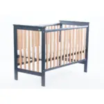 Bērnu gultiņa Leo ar nolaižamu sānu kopskats