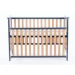 Bērnu gultiņa Leo ar nolaižamu sānu skats no sāna