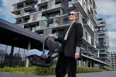 sieviete nes autokrēslu pixel pro ar bērniņu