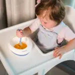 Bļoda ar piesūcekni un karoti BabyOno Blue 1077 ar bērnu