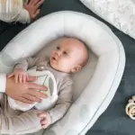 doomoo ligzdiņa leaves aqua green guļ ligzdiņā skatās uz mammu