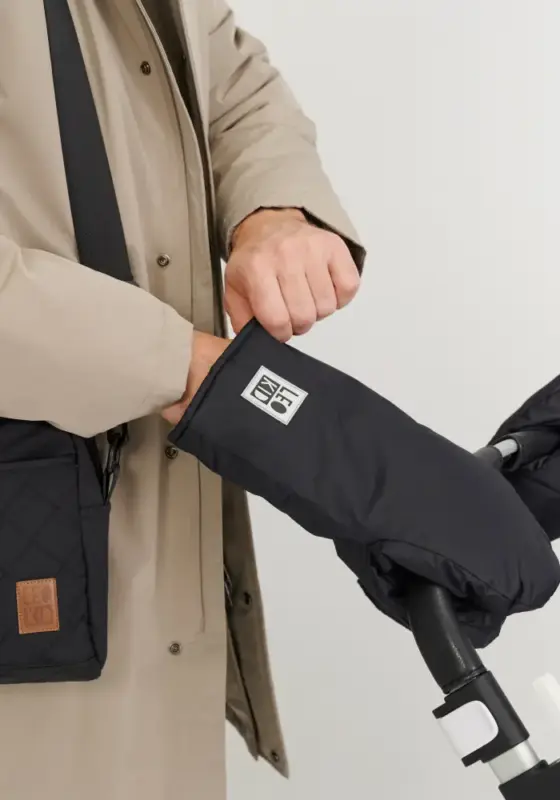 leokid ratu cimdi black cilvēkam uz rokas