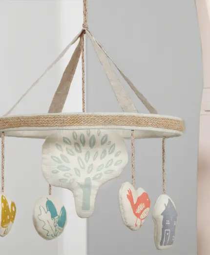 Muzikālais karuselis gultiņai Mamas & Papas Nestling tuvplānā