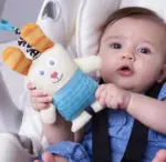 Rotaļlieta ar vibrāciju Taf toys Ronnie the Rabbit mazulim rokās