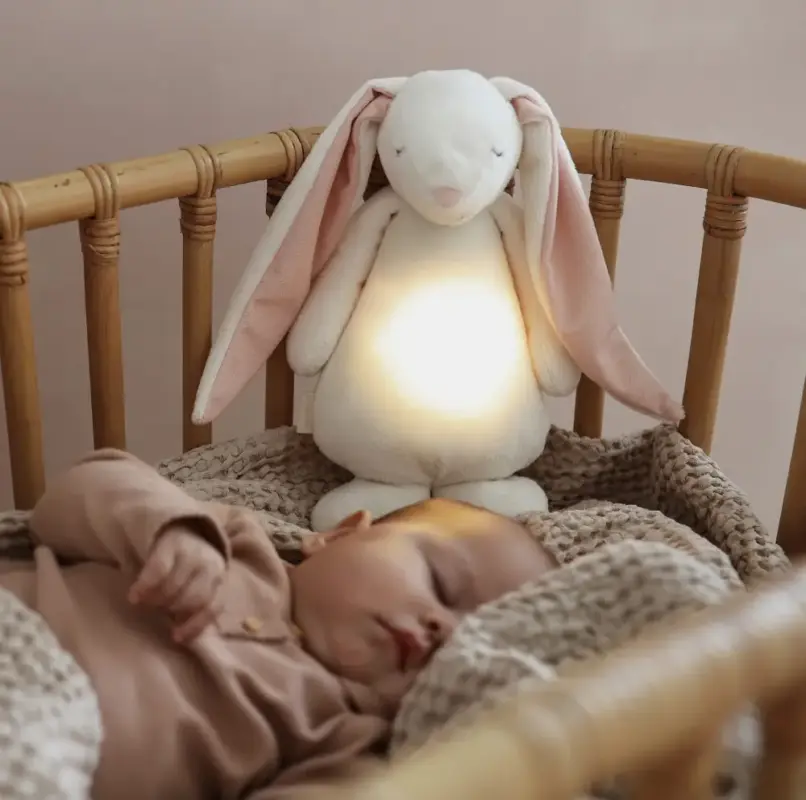 Rotaļlieta Moonie 2.0 Humming Bunny - Powder ar mazuli gultiņā