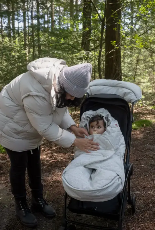 sieviete ar bērnu ratiem un Guļammaiss bērnu ratiem Lodger Bunker Folklore Drizzle