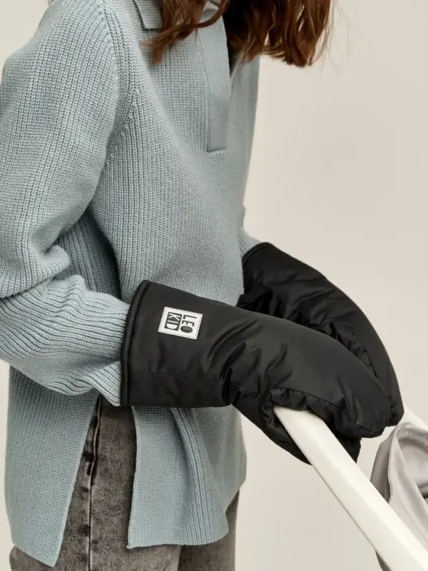 sievietei rokās leokid ratu cimdi black