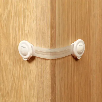 Skapju drošības bloķētājs bērniem Babyono 953/01 pie mēbeles