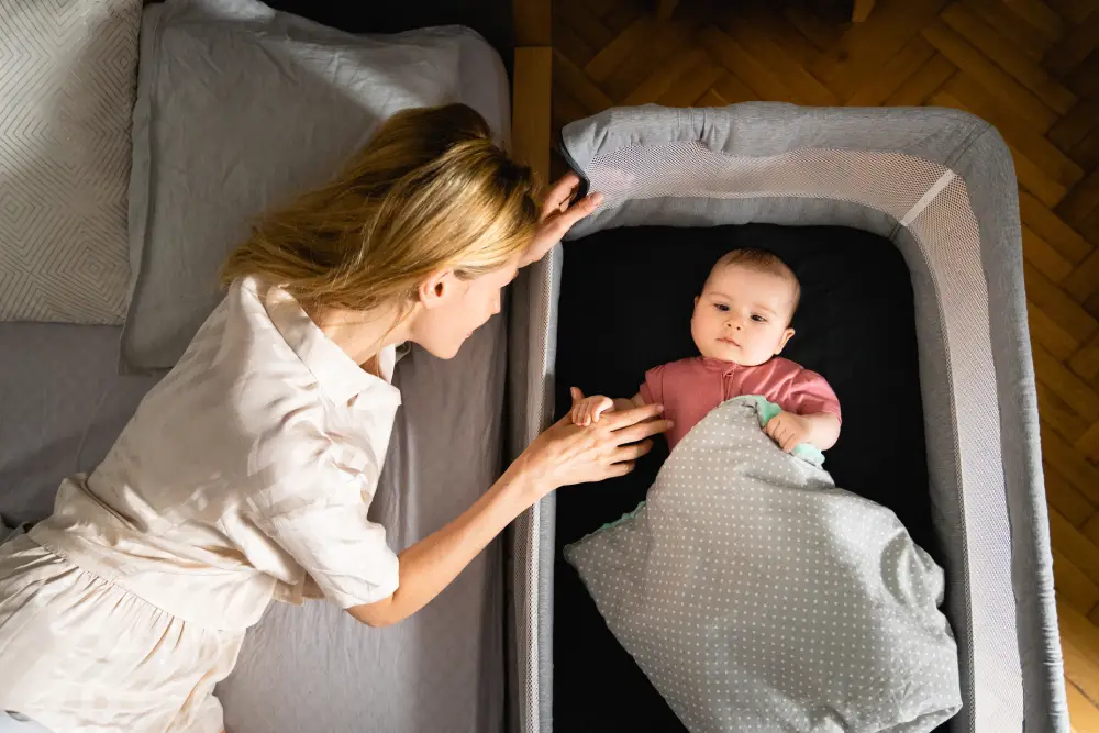 zīdaiņu gultiņa Lionelo Leonie grey stone ar bērnu un mammu