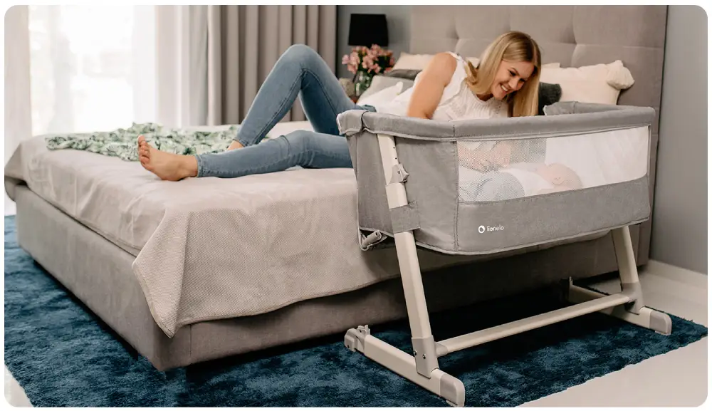 zīdaiņu gultiņa Lionelo Theo pie lielās gultas