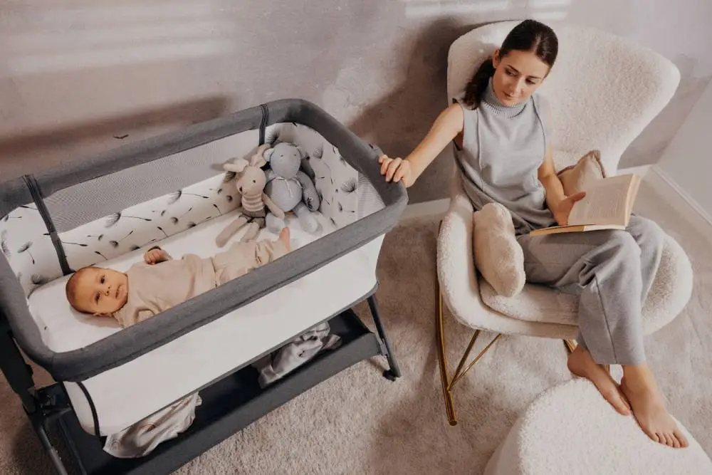 zīdaiņu gultiņa lionelo leonie plus ar mammu un bērnu