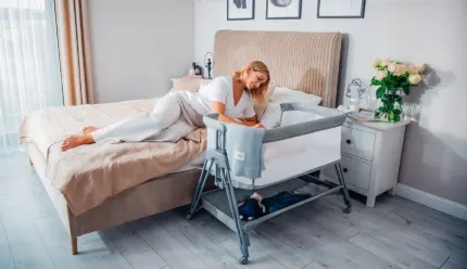 Zīdaiņu gultiņa Lionelo Luna pie vecāku gultas