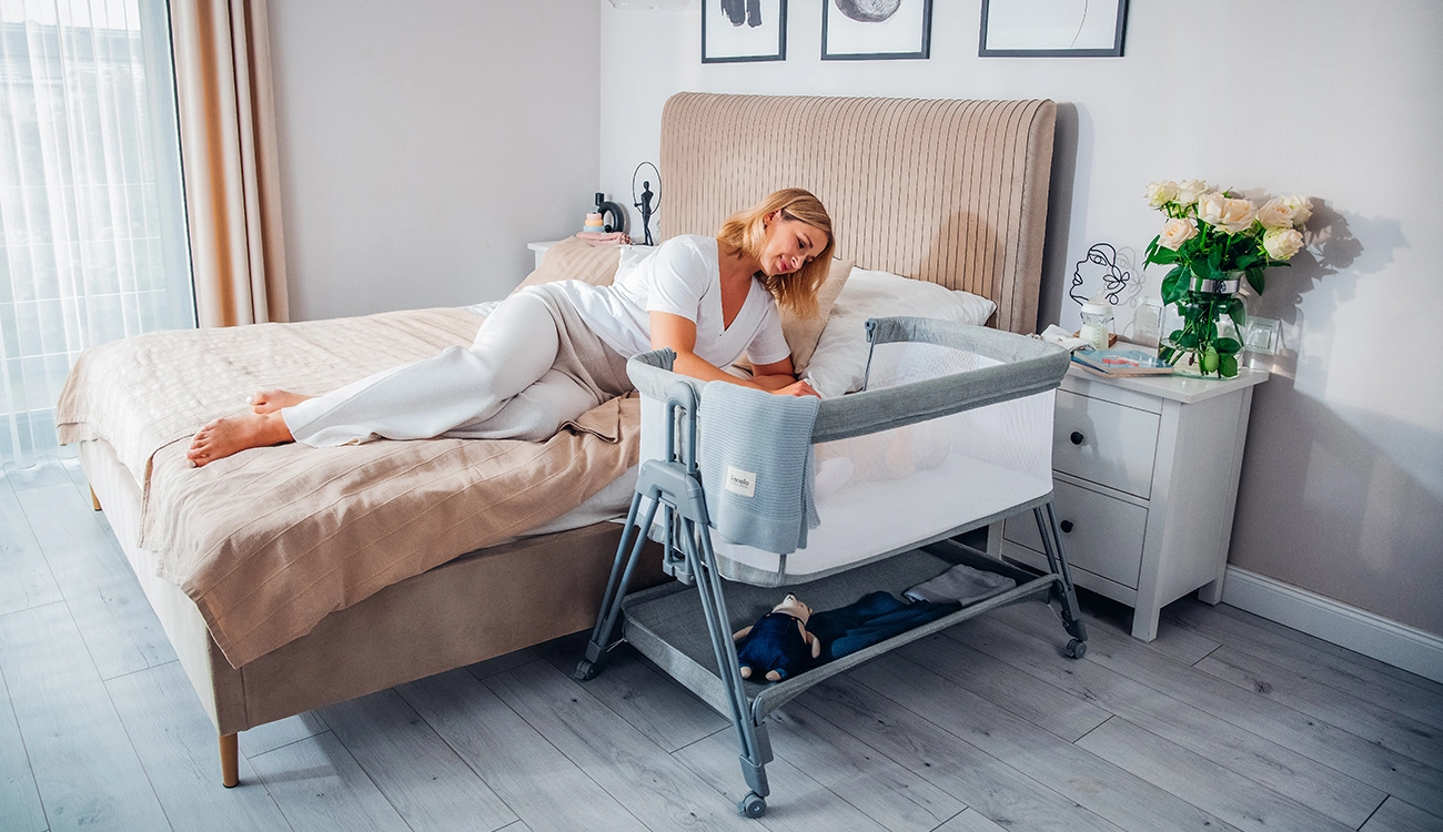 Zīdaiņu gultiņa Lionelo Luna pie vecāku gultas