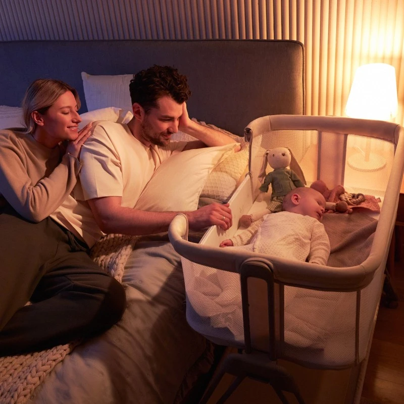 Zīdaiņu gultiņa Lionelo Luna vecāku guļamistabā