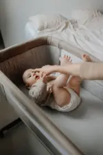 zīdaiņu gultiņa espiro cloud ar bērniņu