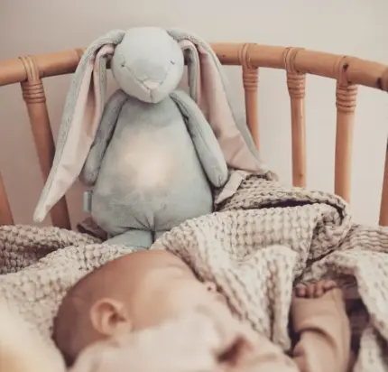 Rotaļlieta Moonie 2.0 Humming Bunny - Cloud ar mazuli gultiņā