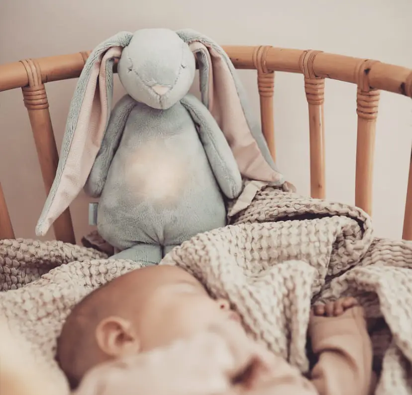 Rotaļlieta Moonie 2.0 Humming Bunny - Cloud ar mazuli gultiņā