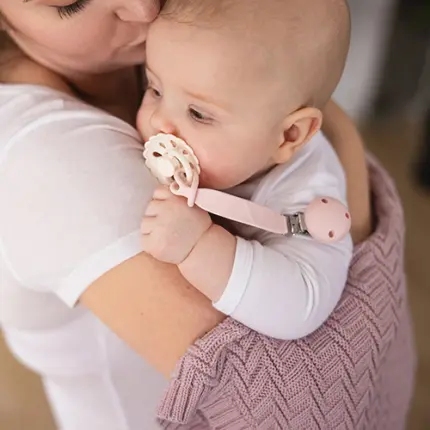 Silikona knupīša turētājs Babyono 1469/03 beige ar mazuli