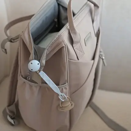 Silikona knupīša turētājs Babyono 1469/03 beige pie somas