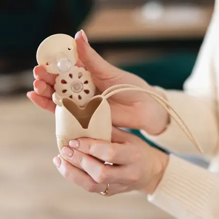 Silikona knupīša futrālis Babyono 1656/013 cream ar knupīti