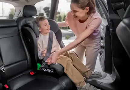 autokrēsls lionelo neal i-size grey concrete automašīnā ar bērnu