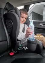 autokrēsls lionelo neal i-size automašīnā ar zēnu