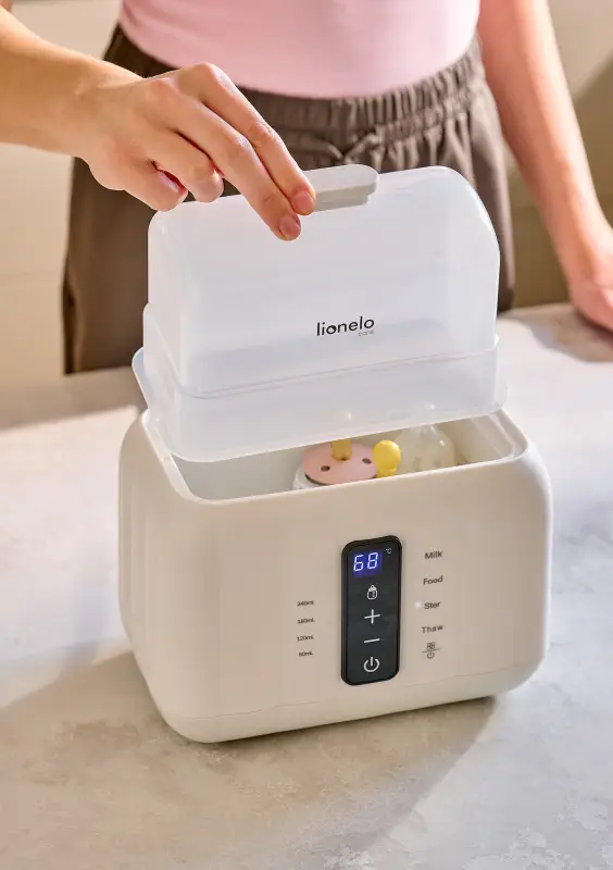 Pudelīšu sildītājs Lionelo Thermup Duo sieviete noņem sterilizatora vāciņu