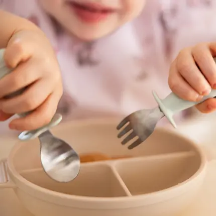 Bērnu galda piederumi Babyono 1665/04 Green bērnam rokās