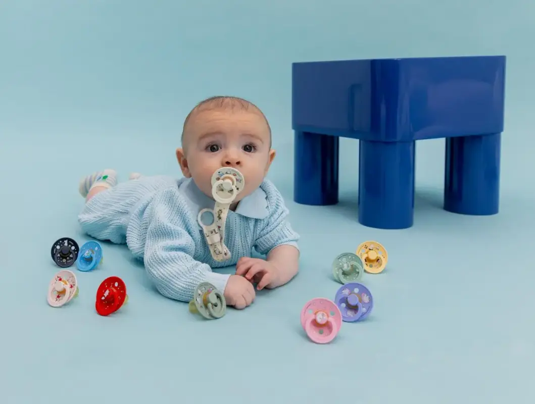 bibs colour round moomin māneklītis bērns guļ uz grīdas ar māneklīšiem