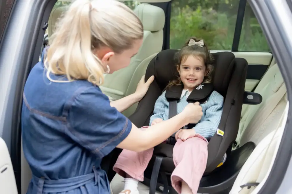 joie i-pivot 360 autokrēsls automašīnā ar lielu bērnu