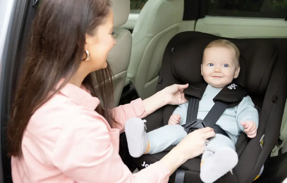 joie i-pivot 360 autokrēsls automašīnā ar mazu bērnu