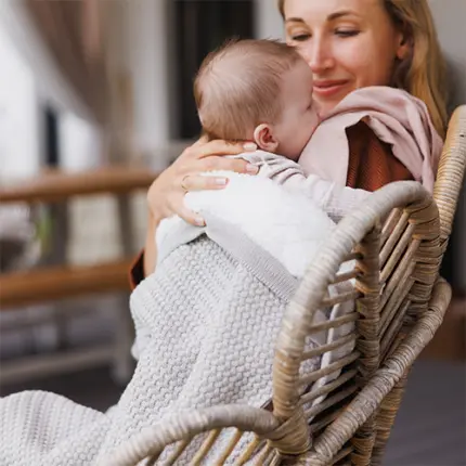 Kokvilnas plediņš ar siltinājumu Babyono 1658 grey ar mazuli