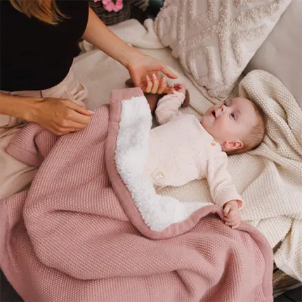Kokvilnas plediņš ar siltinājumu Babyono 1659/01 pink ar mazuli