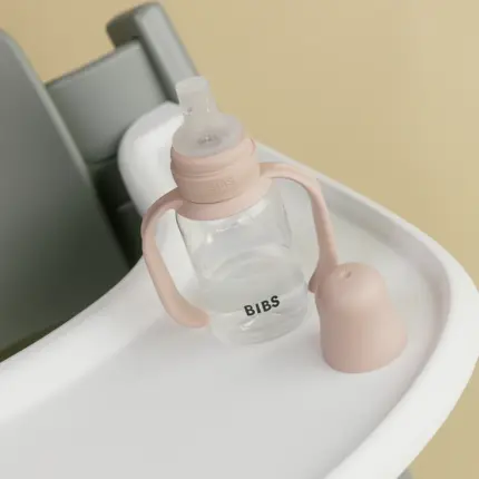 BIBS Sippy pudelīte ar silikona snīpi uz barošanas krēsla