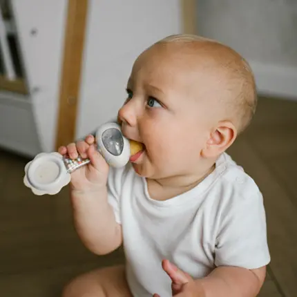 Grabulis ar košļājamo riņķi BabyOno 1591 ar mazuli