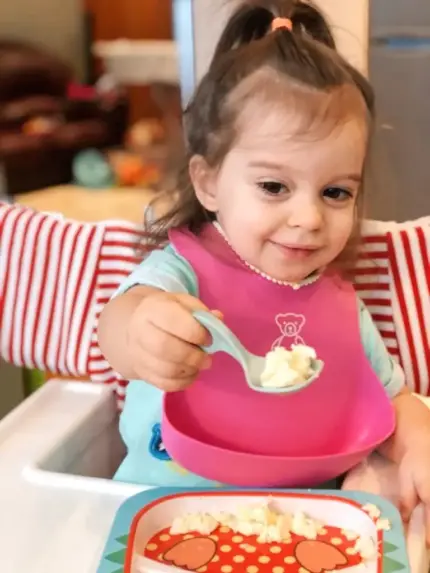 I can karotes bērniem meitenītei rokās