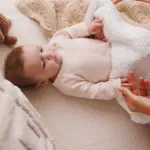 Kokvilnas plediņš ar siltinājumu Babyono 1657 Beige ar mazuli