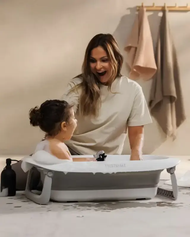 Twistshake saliekamā vanniņa ar aksesuāriem ar bērnu un mammu