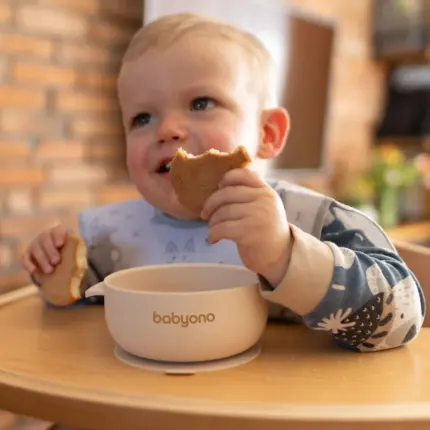 Silikona bļodiņa ar vāku Babyono 1662. mazulim uz galda