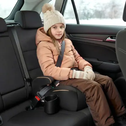 Autokrēsls paliktnis Coletto Zen i-Size 125–150 cm automašīnā ar meiteni