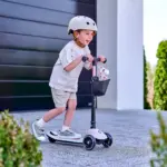 Balansa skrejritenis Lionelo Mey ar zēnu