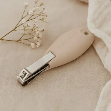 Bērnu nagu knaiblītes Babyono 065/04 - Beige uz galda