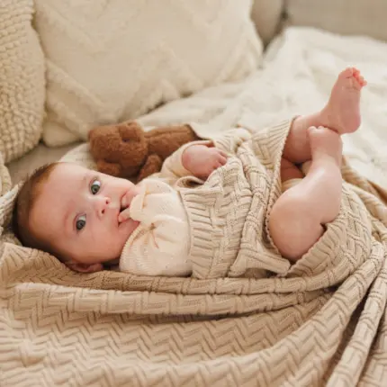 Kokvilnas adīts bērnu pleds Babyono Beige 1647/03 ar mazuli