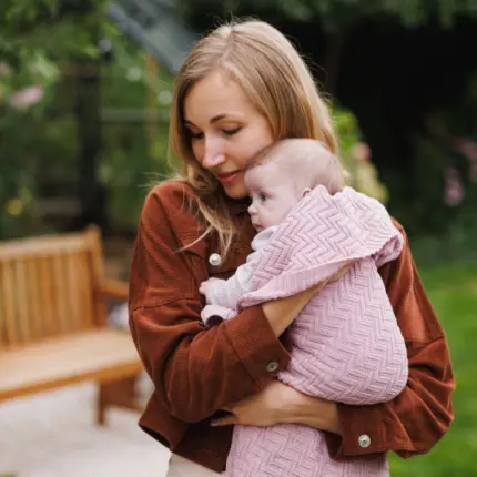 Kokvilnas adīts bērnu pleds Babyono Pink 1647/01 ar mazuli