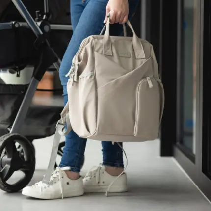 Ratu soma BabyOno MODERN STYLE 1649/02 sievietei rokās