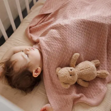 Bambusa adīts bērnu pleds Babyono Pink 1673/01 ar bērnu