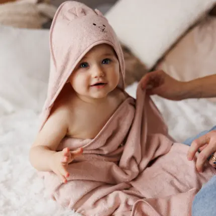 Bambusa bērnu dvielis ar kapuci Babyono 1553/04 ar bērnu