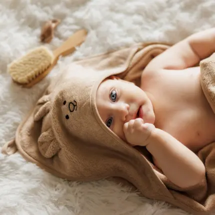 Bambusa bērnu dvielis ar kapuci Babyono 1553/06 ar bērnu